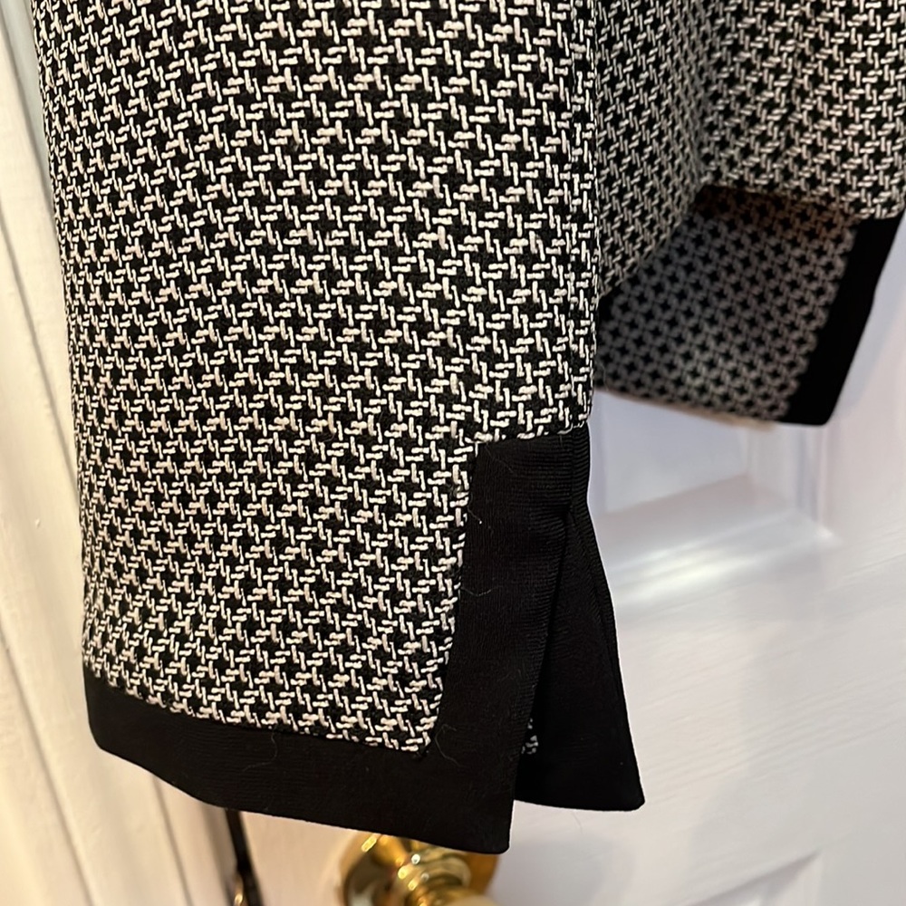 Evan Picone suit black and beige lined, vented sleeves - Picture 9 of 11